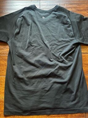 lululemon athletica Men’s Black Short Sleeve Performance Mesh Tee